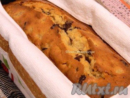Выкладываем тесто в форму, смазанную маслом, и выпекаем  кекс с грушами и шоколадом в разогретой духовке при температуре 180 градусов до готовности (проверять деревянной лучинкой, если выходит сухая, кекс готов) примерно  40-45 минут.
