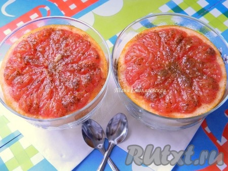 На каждую половинку грейпфрута равномерно распределить эту смесь. Запекать при температуре 180 градусов 5-7 минут до тех пор, пока сахар не растопится. Разложить по тарелкам и сразу подать к столу!
