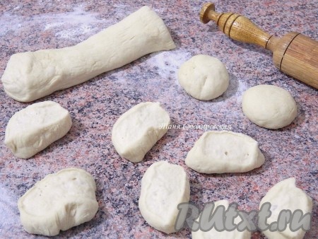 Раскатываем тесто в колбаску и делим на маленькие кусочки. Из этих кусочков катаем круглые заготовки.
