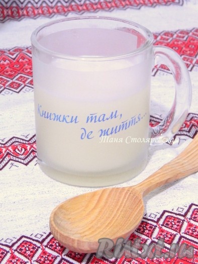 Растворяем дрожжи в тёплой воде.
