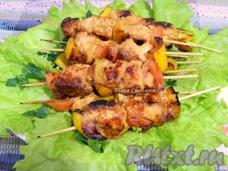 Готовность куриного филе можно определить, надрезав кусочек шашлыка ножом, если мясо без розового оттенка, то оно готово. Листья салата разместить на большом блюде и выложить сверху готовый шашлык.
