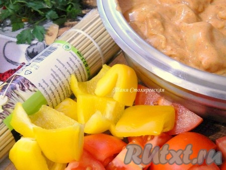 Деревянные шпажки замочить полностью в воде на 15-20 минут. Достать замаринованное куриное мясо.
