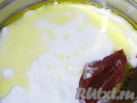 Вначале приготовим маринад, для этого в глубокую миску нужно влить растительное масло и уксус, выложить томатную пасту и сметану.
