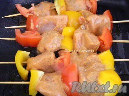 Шашлык из курицы и овощей поместить на противень, немного смазанный растительным маслом, и отправить запекаться в разогретую до 190 градусов духовку на 20-30 минут. Каждые 5 минут следует переворачивать шашлык, чтобы он равномерно прожарился со всех сторон.
