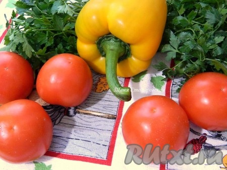 Перед приготовлением шашлыка следует подготовить овощи. В качестве овощей для шашлыка можно взять не только помидоры и перец, как сделала я, но и кабачки, репчатый лук.
