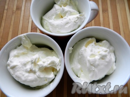 Если мы хотим приготовить домашнее мороженое с добавками, массу нужно разделить на три части.