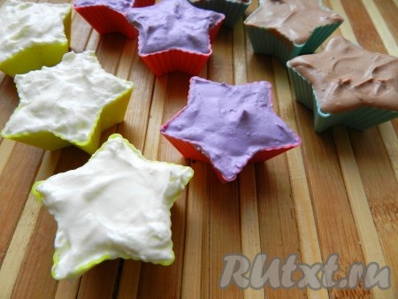 Заполнить силиконовые формочки массой для домашнего мороженого, легонько постучать ими по столу, чтобы заполнились пустоты, и убрать формочки с домашним мороженым в морозилку. Время замораживания зависит от объема форм. Как только домашнее мороженое замёрзло, оно готово к употреблению.
