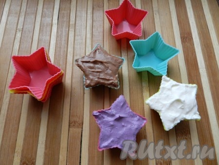 Заморозить домашнее мороженое можно в любой посуде, пригодной для этого. Как нельзя лучше для этой цели подходят силиконовые формы. Я выбрала маленькие в виде звездочек.