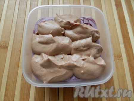 Как вариант, можно выложить массу для домашнего мороженого послойно, например, в пластиковые контейнеры, разровнять и убрать в морозилку.