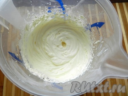 Добавить сыр маскарпоне и снова взбить. Масса будет густой, пышной, воздушной. В таком виде уже можно замораживать, получится вкусное сливочное мороженое.