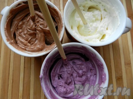 В одну часть добавить растопленный шоколад, в другую - черничный сироп и в третью - лимонный сок. Каждую часть тщательно перемешать, чтобы смесь имела равномерный цвет.
Для приготовления сиропа из черники надо смешать 2 столовые ложки ягод черники, 1 столовую ложку сахара и 1 столовую ложку воды, довести до кипения и варить на медленном огне 10 минут до загустения. Затем процедить готовый сироп через мелкое сито.
