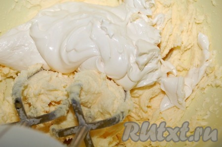 Добавить сметану и продолжить взбивать миксером.