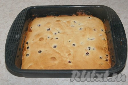 Готовность пирога можно легко оценить сухой деревянной палочкой (если палочка после прокалывания выпечки будет чистой, значит наш пирог готов).