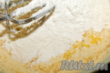 Всыпать муку и разрыхлитель для теста.