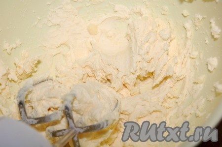 Соединить в миске сливочное масло и сахар. Сливочное масло должно быть комнатной температуры. Взбить масло с сахаром миксером до состояния пышности.