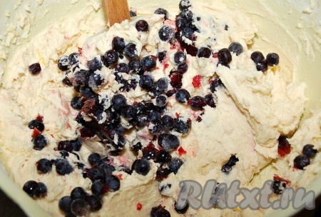 Добавить чернику (если у вас замороженная черника, то добавляем не размораживая) и с помощью силиконовой лопатки аккуратно перемешать, чтобы не помять ягоды.