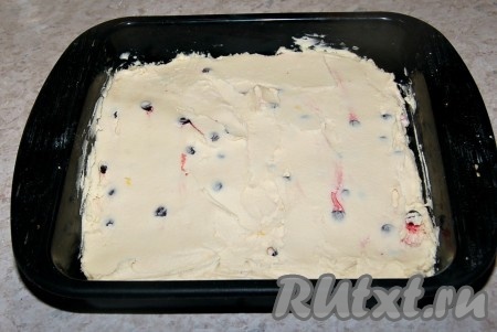 Форму для выпечки предварительно смазать небольшим кусочком сливочного масла. Переложить тесто в форму и отправить в заранее нагретую до 180 градусов духовку, примерно, на 30 минут.