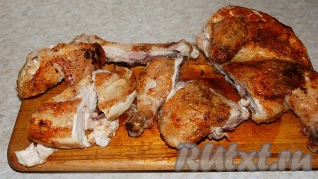 Разрезать курицу на порционные кусочки.