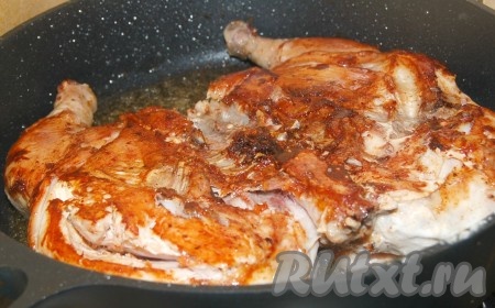 Затем перевернуть, накрыть крышкой, чтобы она прижимала птицу, и жарить минут 15 с другой стороны тоже до красивой румяной корочки. Курочка должна быть почти готова.