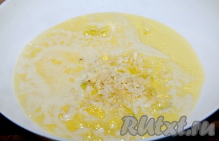 Пока курочка ещё жарилась, нужно приготовить соус. Для этого в отдельную сковороду добавляется сливочное масло и весь пропущенный через пресс чеснок. Обжарить чеснок до лёгкой румяности на небольшом огне, периодически перемешивая. Можно немного посолить. Затем добавить сливки, довести до кипения, уменьшить огонь до минимального и варить 3-5 минут (до лёгкого загустения соуса).