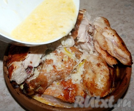 Полученным сливочным соусом залить кусочки курочки.