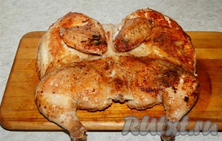 Почти готовую обжаренную курицу переложить со сковороды на доску.