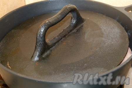 Если есть такая возможность, тогда накрыть птицу тяжёлой крышкой, чтобы крышка прижимала птицу. Если тяжёлой крышки нет, можно накрыть обычной крышкой, а поверх крышки положить что-то тяжёлое.