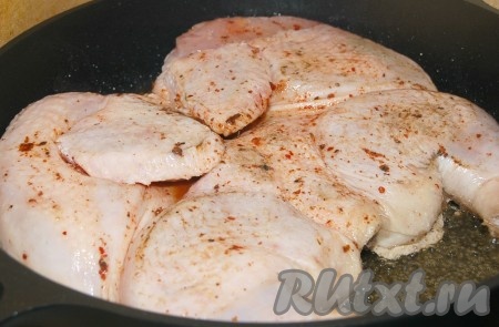 Жарить курицу с одной стороны минут 15 до красивой румяной корочки.