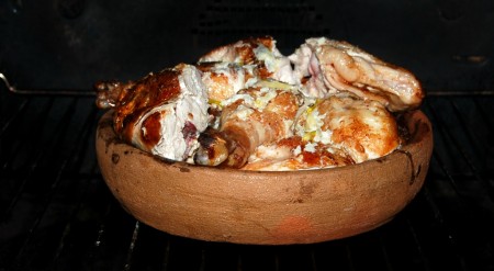 Духовку нужно заранее разогреть до 200 градусов, поставить запекаться курицу в сливочном соус. Держать чкмерули в духовке 15 минут, не больше, чтобы не пересушить курочку.