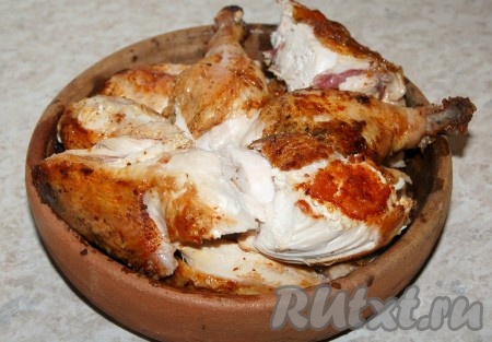 Готовые кусочки выложить в специальную грузинскую глиняную сковородку (форму), которая называется "кеци". За неимением такой сковородки (формы) воспользуйтесь любой другой формой для запекания.