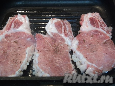 Посолить, поперчить и приправить мясо&nbsp;кумином и сушеным имбирем. &nbsp;Обжарить мясо в разогретом масле с двух сторон до румяной корочки. Приправить во время жарки свинину кайенским перцем.



