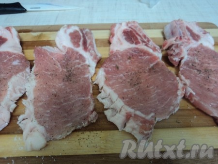На свиных отбивных сделать небольшие надрезы в жировой прослойке.
