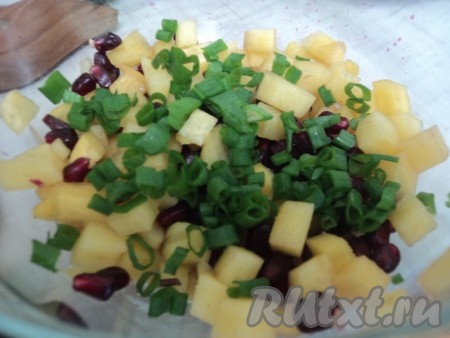 Хурму очистить от кожуры и нарезать мелким кубиком. Смешать хурму с зернами граната, рубленым зеленым луком, мятой и базиликом. Заправить соком лайма или лимона, приправить теми же специями, в которых мариновали мясо. Добавить немного воды, чтобы смесь была более влажной. Перемешать.
