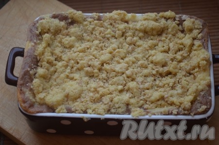 Посыпка должна немного подрумяниться.