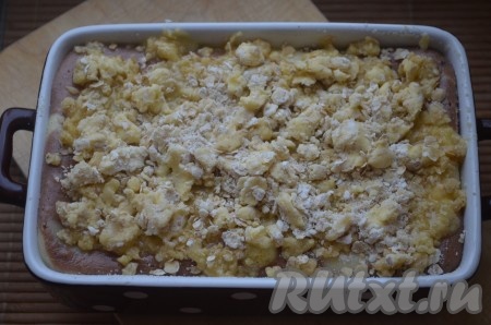 Вынуть запеканку, посыпать готовой смесью, запекать еще 10-15 минут.