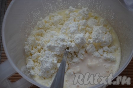 Добавить творог и сметану, взбить.