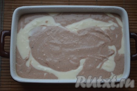 В форму для запекания, смазанную маслом, выложить по очереди обе части творожной массы. Запекать вкуснейшую творожную запеканку при температуре 180 градусов 15-20 минут.
