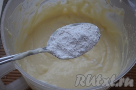 Затем вмешать крахмал.