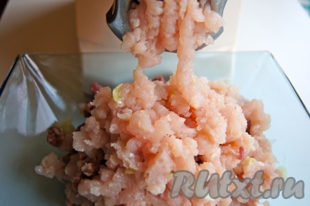 Прокрутить через мясорубку куриное филе, сердечки, лук и чеснок.