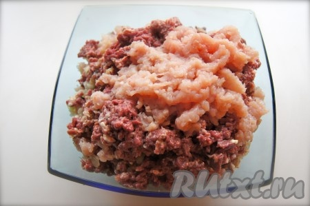 Прокрутить через мясорубку куриное филе, сердечки, лук и чеснок.