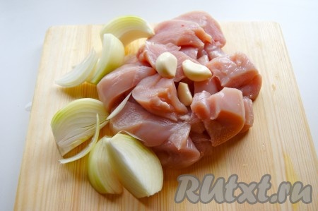 Куриное филе и лук нарезать на средние кусочки.
