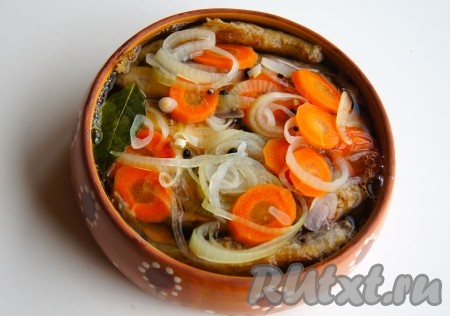 Корюшку плотно уложила в&nbsp;глиняную&nbsp;чашку (стеклянную банку, эмалированную посуду), залила маринадом и накрыла крышкой. Как только маринад остыл, убрала в холодильник на сутки.
