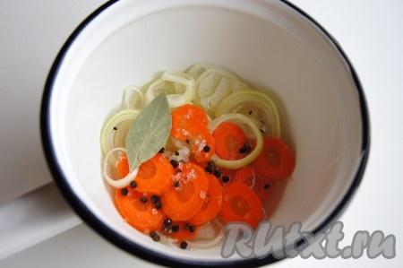 Для маринада в воду добавила морковь и лук, нарезанные кольцами, черный перец горошком, лавровый лист, соль и сахар. По желанию можно добавить душистый перец и гвоздику,&nbsp;проварила&nbsp;минут 5.&nbsp;Добавила уксус, довела &nbsp;до кипения, сняла с огня, накрыла крышкой и настаивала минут 5.
