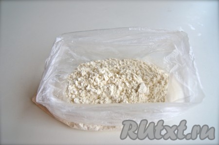 В пищевой пакет насыпала муку и соль &nbsp;(такой способ обвалки мне очень нравится, руки остаются чистыми и рыбка обваливается&nbsp;равномерно).
