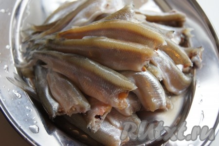 Рыбку распотрошила так: оторвала голову пальцами и вынула кишки, при этом икра (если есть) там остается. Если отрезать голову ножом или ножницами, то есть вероятность, что кишки останутся внутри. Рыбку промыла под проточной водой и обсушила.
