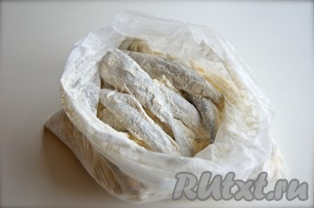 В пакет с мукой и солью сложила всю рыбу, закрыла пакет и аккуратно встряхнула. 