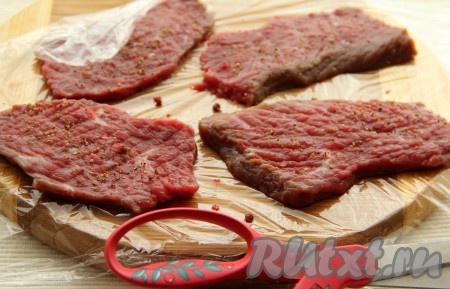 Телятину вымыть, обсушить, нарезать поперёк волокон на кусочки толщиной 1 сантиметр. Каждый кусок натереть солью и перцем. Слегка отбить кулинарным молоточком.