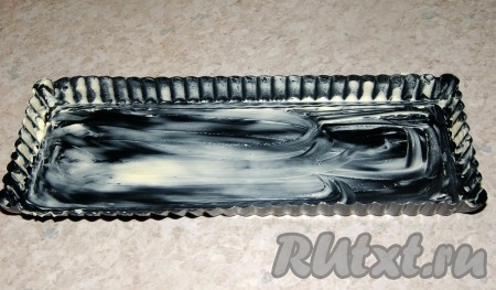 Тесто приготовить по рецепту. Взять форму, смазать ее изнутри сливочным маслом (или маргарином).
