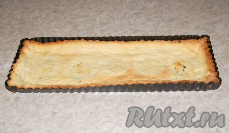 Отправить форму в духовку, разогретую до 180 градусов. Выпекать около 25 минут. Готовый корж вытащить из духовки.
