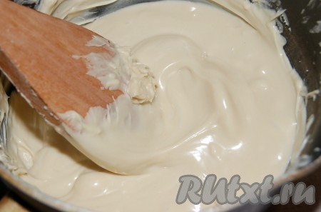 Мешать шоколад до тех пор, пока он не растопится.